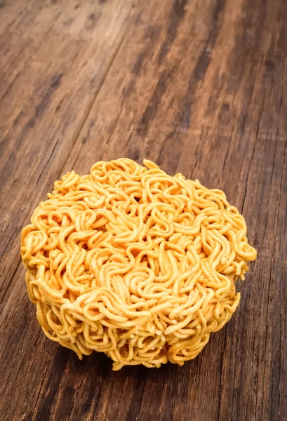 Macarrão instantâneo em um fundo de mesa de madeira — Fotografia de Stock