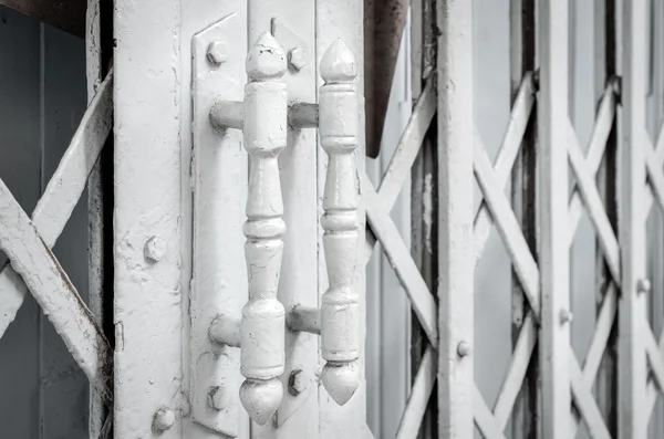 Poignées de porte en acier de la vieille porte coulissante — Photo