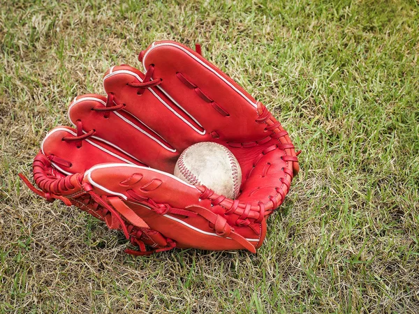 Beisebol nostálgico em luva num campo de basebol — Fotografia de Stock