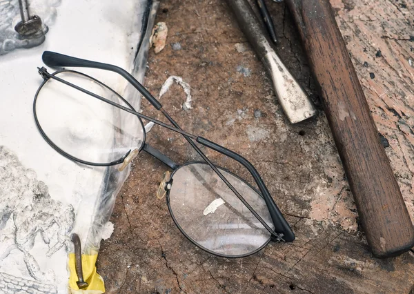 Винтажные очки с набором ручных инструментов — стоковое фото