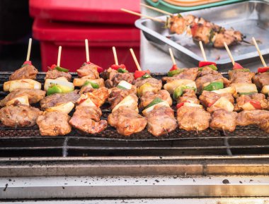 Barbekü gıda üzerinde kömür
