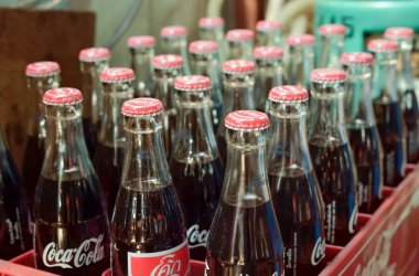 Şişeleri Coca Cola satış sokak pazarında