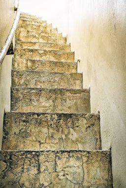 Terk edilmiş eski bir deniz feneri üzerinde somut adımlar