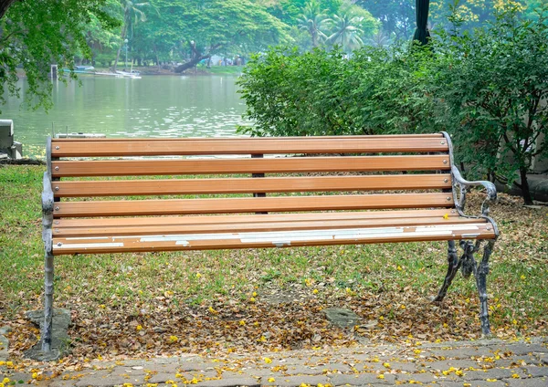 Vecchia sedia marrone nel parco della città — Foto Stock