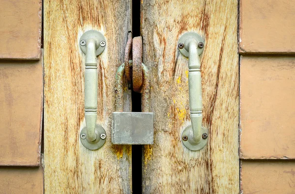 Oude verroest slot op een houten deur — Stockfoto