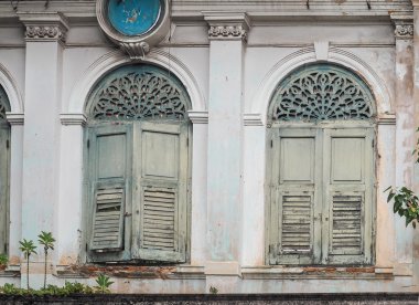 Eski ahşap windows eski binasında mavi