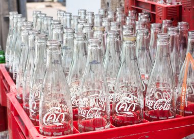 Kırmızı plastik kutu Coca Cola şişesi boş geri dönüşüm 
