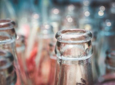 Kullanılan cam şişe detayını kapatın