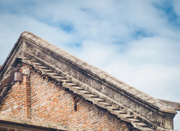 Oude bakstenen dak van een oud gebouw — Stockfoto