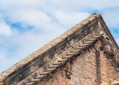 Bir eski binanın eski tuğla çatı