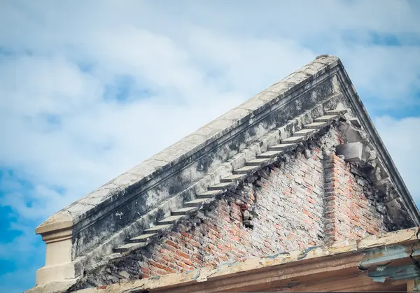 Oude bakstenen dak van een oud gebouw — Stockfoto