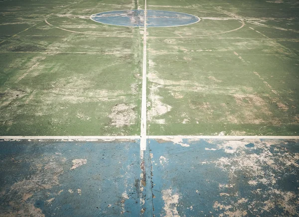 Velho campo de basquete rua no parque — Fotografia de Stock