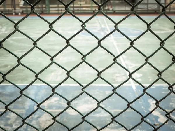 Açık spor mahkemesi yeşil kablolu çit arkasında — Stok fotoğraf