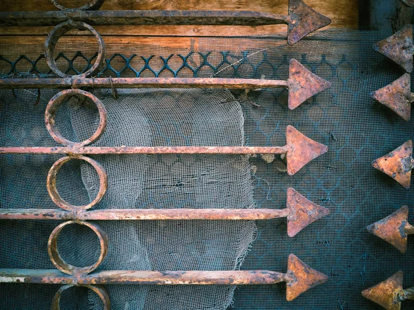 Cerca de metal enferrujado com setas afiadas — Fotografia de Stock