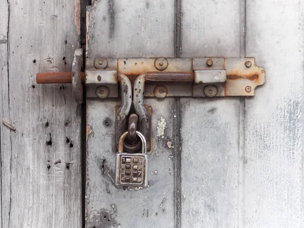 Stary kłódka z klucz kod na drewniane bramy — Zdjęcie stockowe