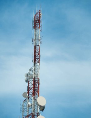 LTE, GSM, 2G, 3G, 4G, 5G hücresel iletişim kulesi. Mavi gökyüzüne karşı telekomünikasyon kulesi.