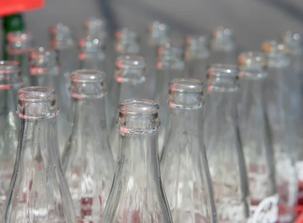 Ανακυκλωμένα Γυάλινα Μπουκάλια Χρησιμοποιούνται Για Την Εμπορική Βιομηχανία Ποτών Royalty Free Εικόνες Αρχείου