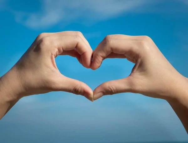 Mavi Gökyüzü Arka Planındaki Ellerin Kalp Sembolü Aşk Sağlık Konsepti — Stok fotoğraf