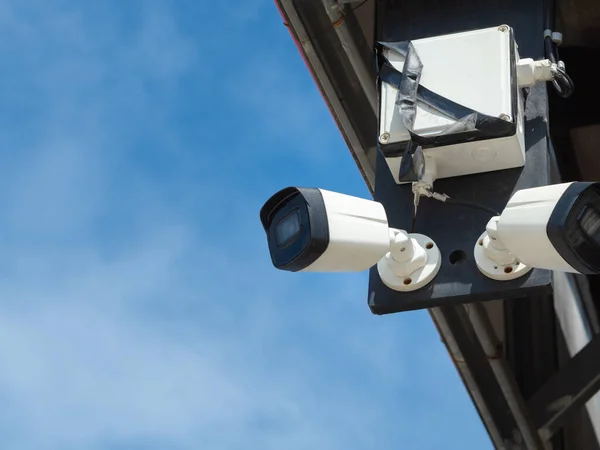 Vecchio Cctv Installato Sotto Balcone Dell Edificio Contro Cielo Blu — Foto Stock