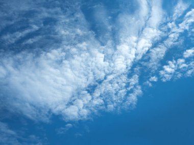 Mavi arkaplanlı fantastik beyaz bulutlar. Soyut doğa arkaplanı.