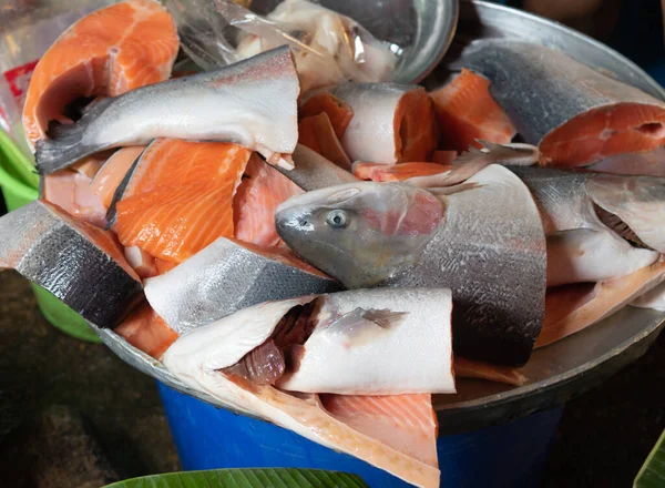 Snijd Verse Zalm Vis Hoofd Koop Vismarkt Bangkok Thailand — Stockfoto