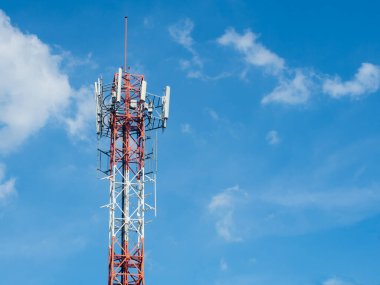 LTE, GSM, 2G, 3G, 4G, 5G hücresel iletişim kulesi. Telekomünikasyon kulesi bulutlu mavi gökyüzüne karşı.