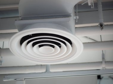 Ofis binasının ya da alışveriş merkezinin tavanına havalandırma borusu yerleştirildi.