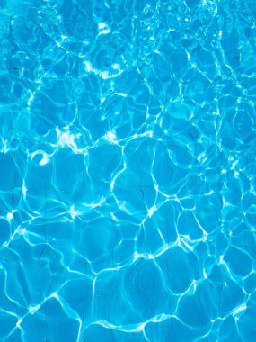 Yüzme havuzundaki dalgalı suyun arka planı. Yüzme havuzunda mavi yırtık su