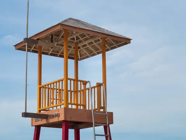 Πύργος Φύλαξης Παραλίας Εγκατεστημένος Στην Αμμώδη Παραλία Για Την Ασφάλεια — Φωτογραφία Αρχείου