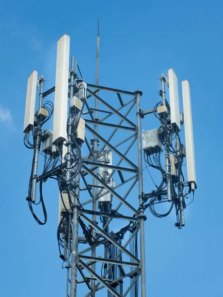 5G蜂窝通信塔 蓝天上有云彩的电信塔 — 图库照片