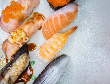 Beyaz arka planda çeşitli suşi ya da Japon yemekleri.