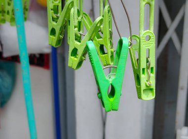 Yeşil mandal asmak için hazır..