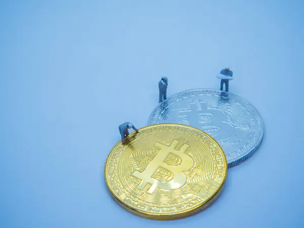 Mecánico Miniatura Que Trabaja Monedas Oro Bitcoin Criptomoneda Moneda Bit — Foto de Stock