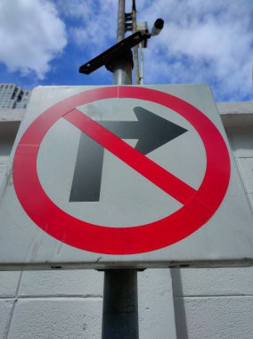 Şehir yollarına kurulmuş trafik işareti uyarısı sağa dönmüyor.