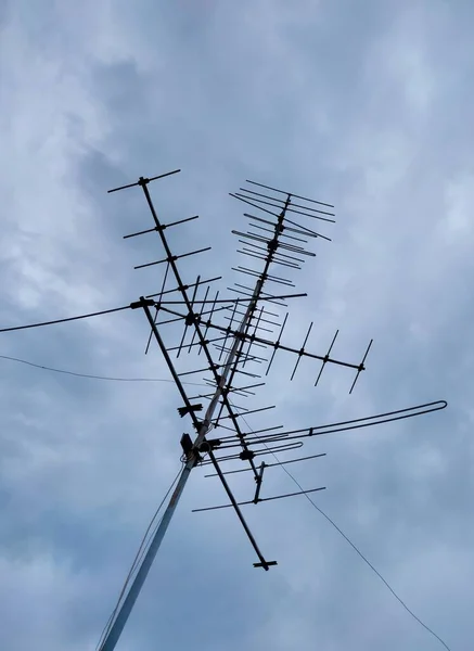 Antiga Antena Enferrujada Contrasta Com Céu Nuvens Chuva — Fotografia de Stock