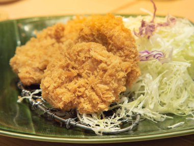 Domuz pirzolası ya da tonkatsu. Popüler Japon usulü batı yemeği. Parçalanmış lahana..