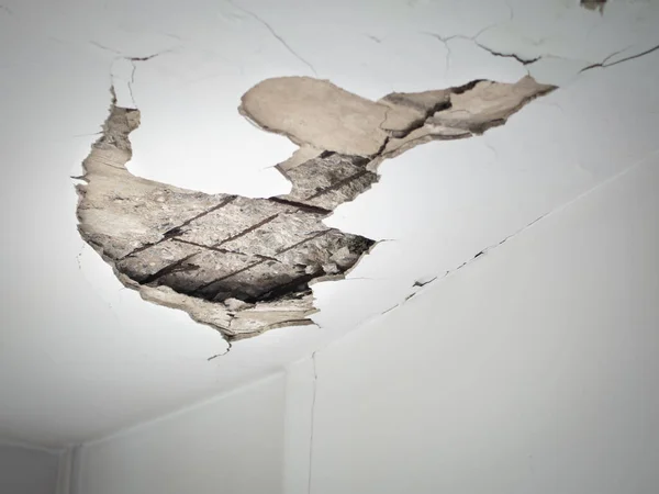 Cracks Ceiling Water Pipes Seeping Building — Stock Photo, Image