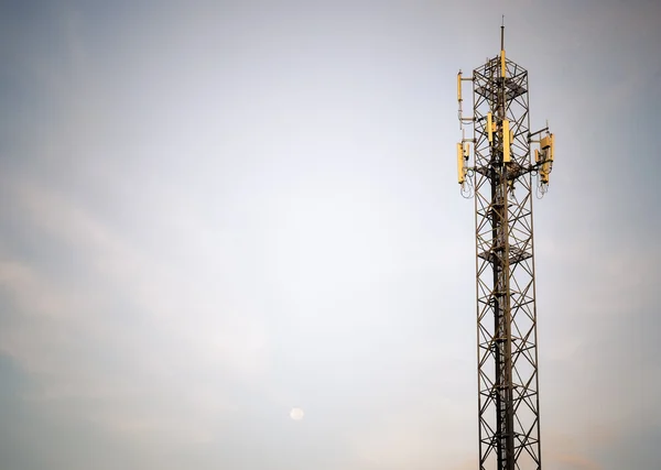 İletişim Kulesi veya Telekom baz istasyonu erken sabah