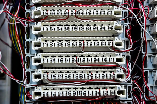 Fils entre cartes de circuits imprimés à la centrale téléphonique — Photo