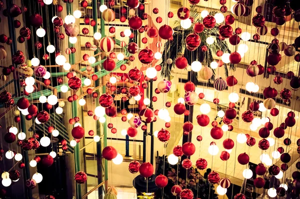 Un sacco di luci di Natale sullo sfondo del centro commerciale — Foto Stock