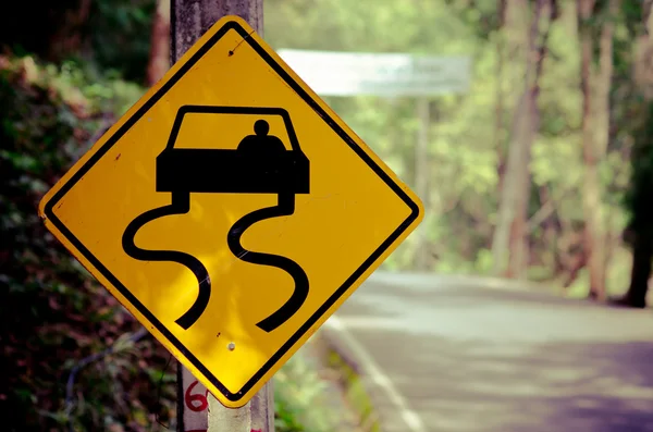 Precaución - señales de tráfico al lado de la carretera — Foto de Stock