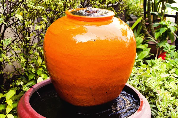 Fuente tarro en el jardín del hogar — Foto de Stock