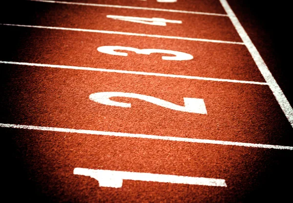Fechar o início no atletismo pista de corrida — Fotografia de Stock
