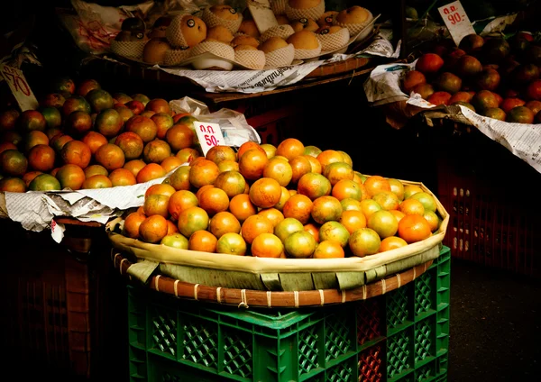 Orange fruits in basket for sale in urban market — Stock Photo, Image