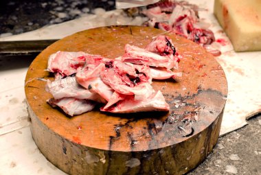 Kesme tahtası üzerinde taze balık parçaları