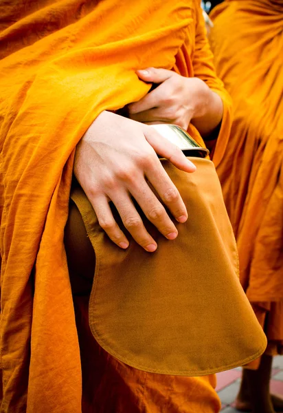 タイ仏教の僧侶のホールド ボウルのクローズ アップ — ストック写真