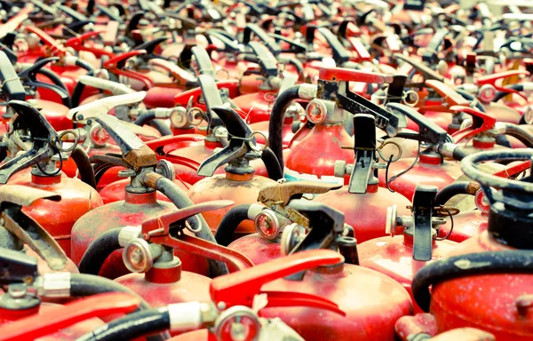 Alat pemadam api yang digunakan. latar belakang dengan banyak alat pemadam kebakaran — Stok Foto