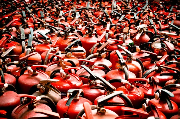 O extintor usado. fundo com um monte de extintores de incêndio — Fotografia de Stock