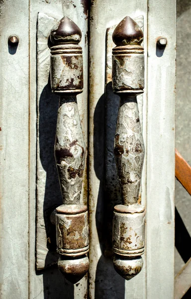 Fechar acima de maçanetas de aço velhas da porta — Fotografia de Stock