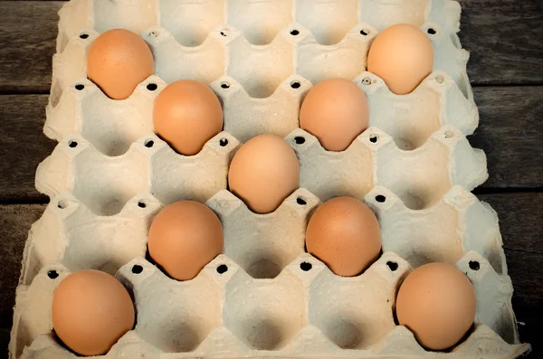 Яйца, выложенные на подносе — стоковое фото